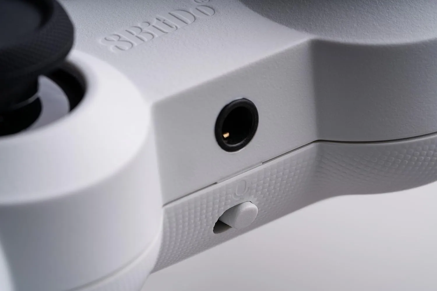 8Bitdo Pro 2 Wired Controller Hall Ed. for Xbox   Game Pass Code (White) (82BB)