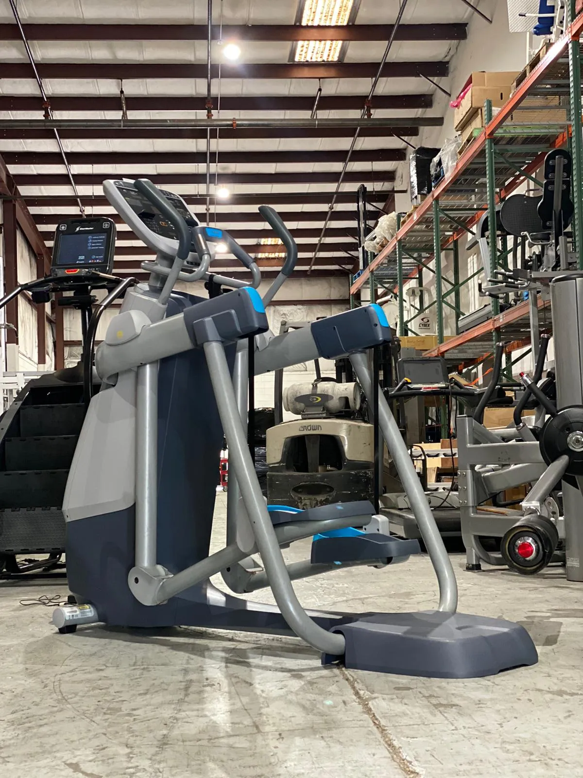 PRECOR AMT® 835 WITH OPEN STRIDE™ - Refurbished